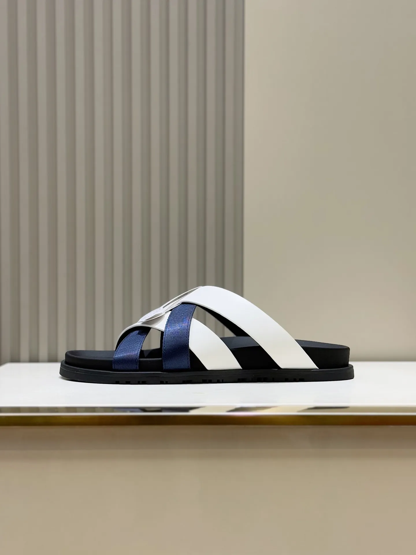 p300💰Men's Shoes Hermes Men's Kazimir Slippers - Top quality woven calfskin functional sandals with an intertwined upper inspired by the "H" iconic pattern to create a casual look, perfect for summer. Imported cowhide + cowhide lining + rubber outsole Size: 39-44 (customized at 38.45.46)